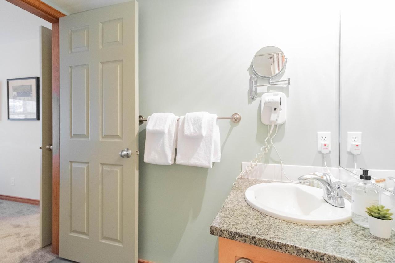 The Best Ski In Ski Out Two Bedroom Condo At Aspens Whistler Bagian luar foto